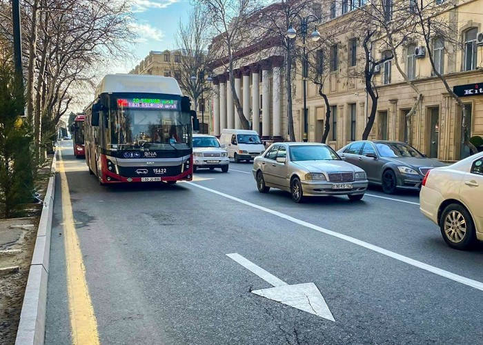 Bakıda qanunsuz parklanma - Avtobuslar yolda qaldı