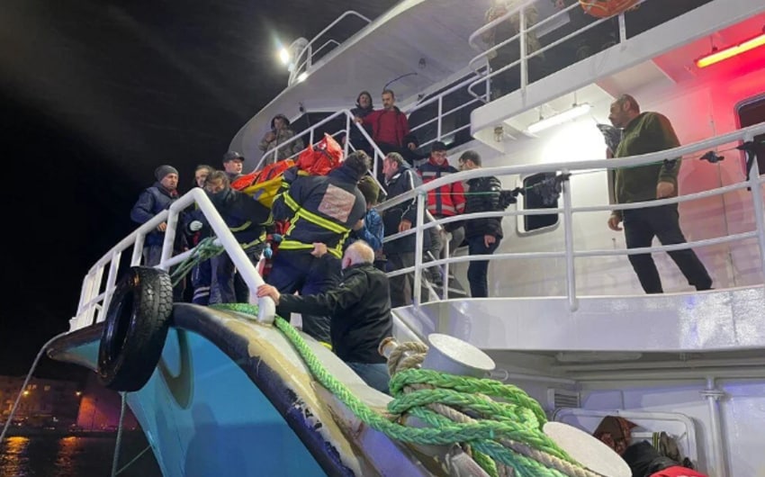 Türkiyədə yük gəmisi YANIR – Ölən və yaralılar var 
