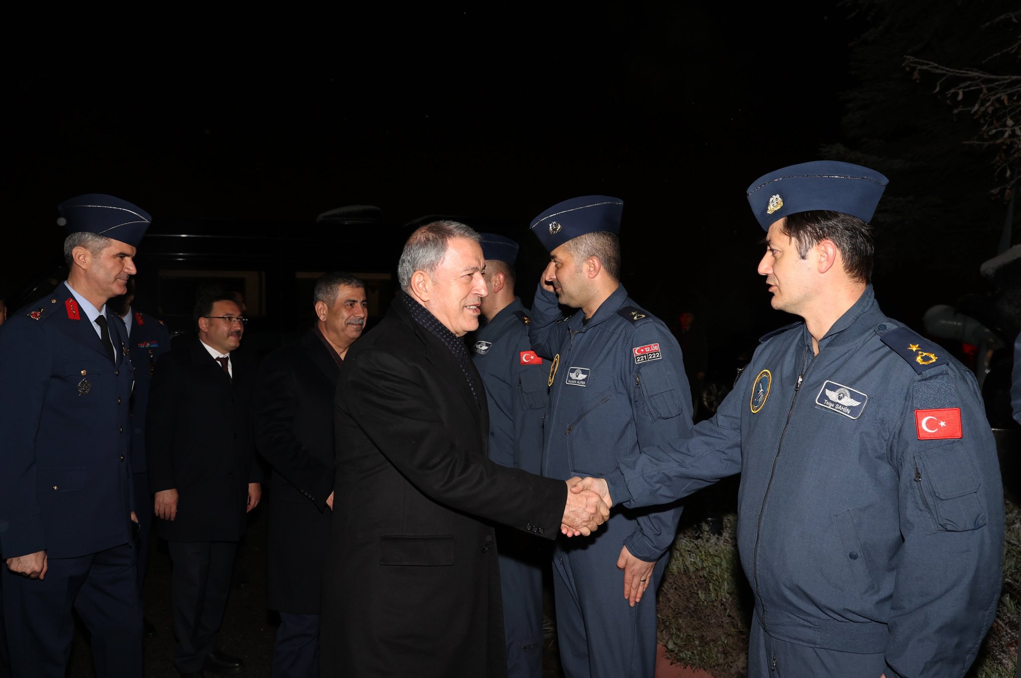 Zakir Həsənov Ukraynadan Türkiyəyə qayıdan pilotlarla görüşdü