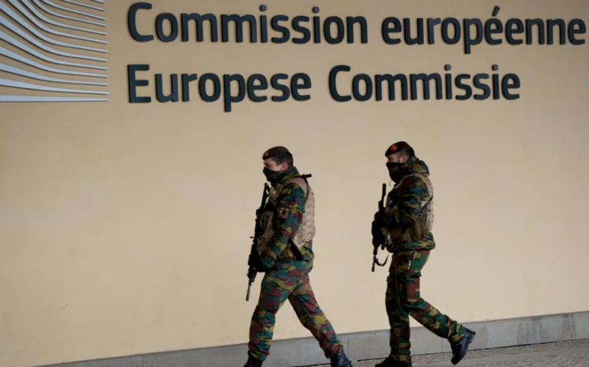 Belçikanın iki əsgəri Avropa Komissiyasının binası qarşısında SAXLANILDI - SƏBƏB 