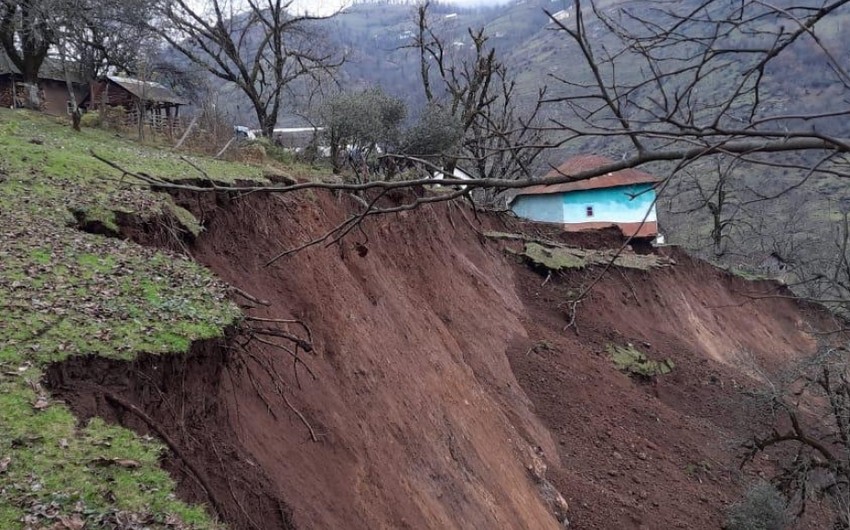 Yardımlı sakini torpaq uçqunu altında qaldı