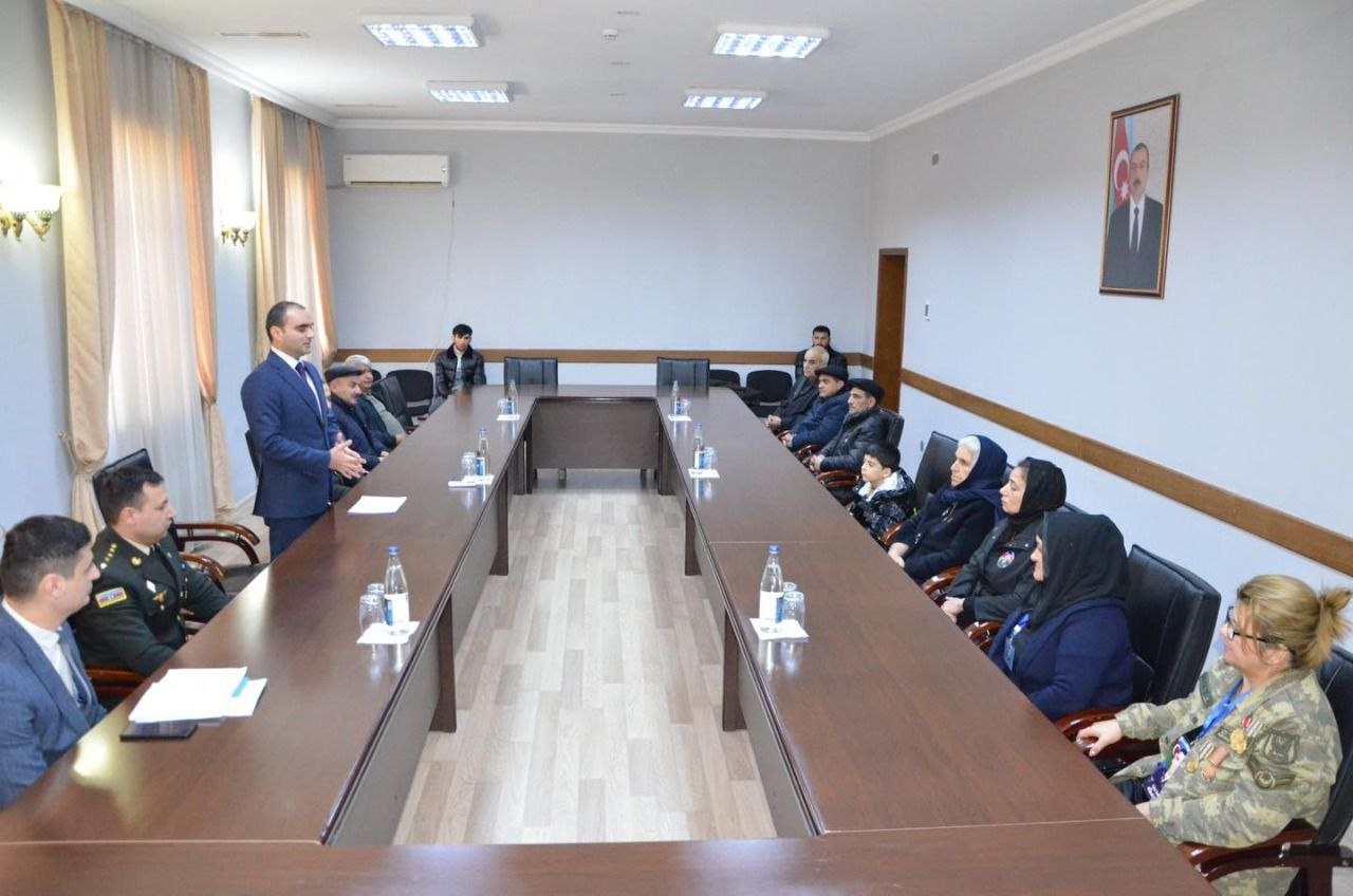 Kürdəmirdə şəhidlərin ordenləri onların ailə üzvlərinə təqdim edildi - FOTO Kürdəmirdə şəhidlərin ordenləri onların ailə üzvlərinə təqdim edildi - FOTO