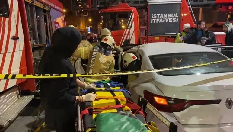 Türkiyədə AĞIR QƏZA: Tramvay maşınla toqquşdu - FOTO/VİDEO 