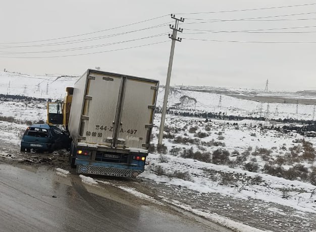 Xocəsəndə minik avtomobili TIR-ın altına girdi - FOTO