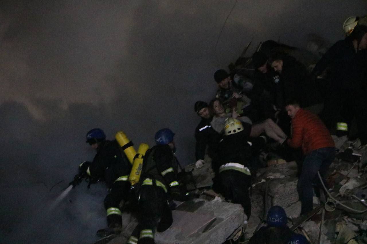 Dneprdə raketin binaya düşməsi nəticəsində 5 ölü, 60-a yaxın yaralı var – FOTO/VİDEO 