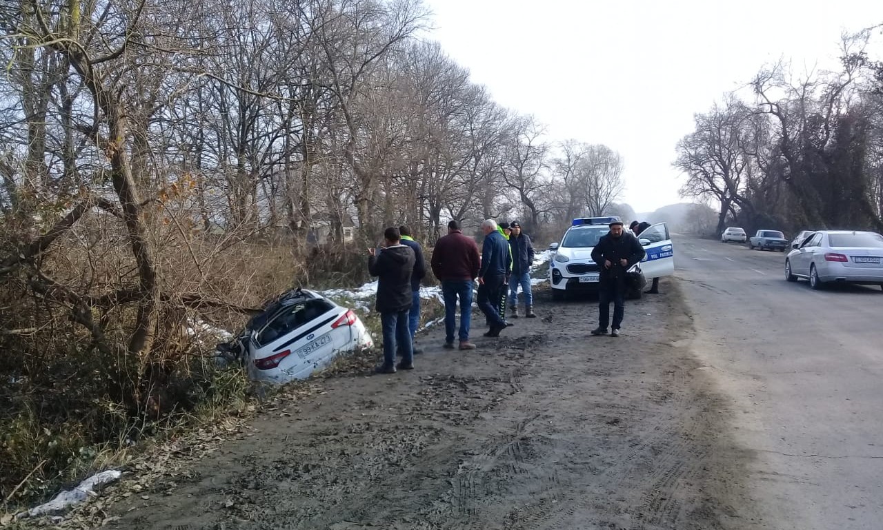 Masallıda avtomobil dərəyə aşdı - Xəsarət alanlar var – FOTO