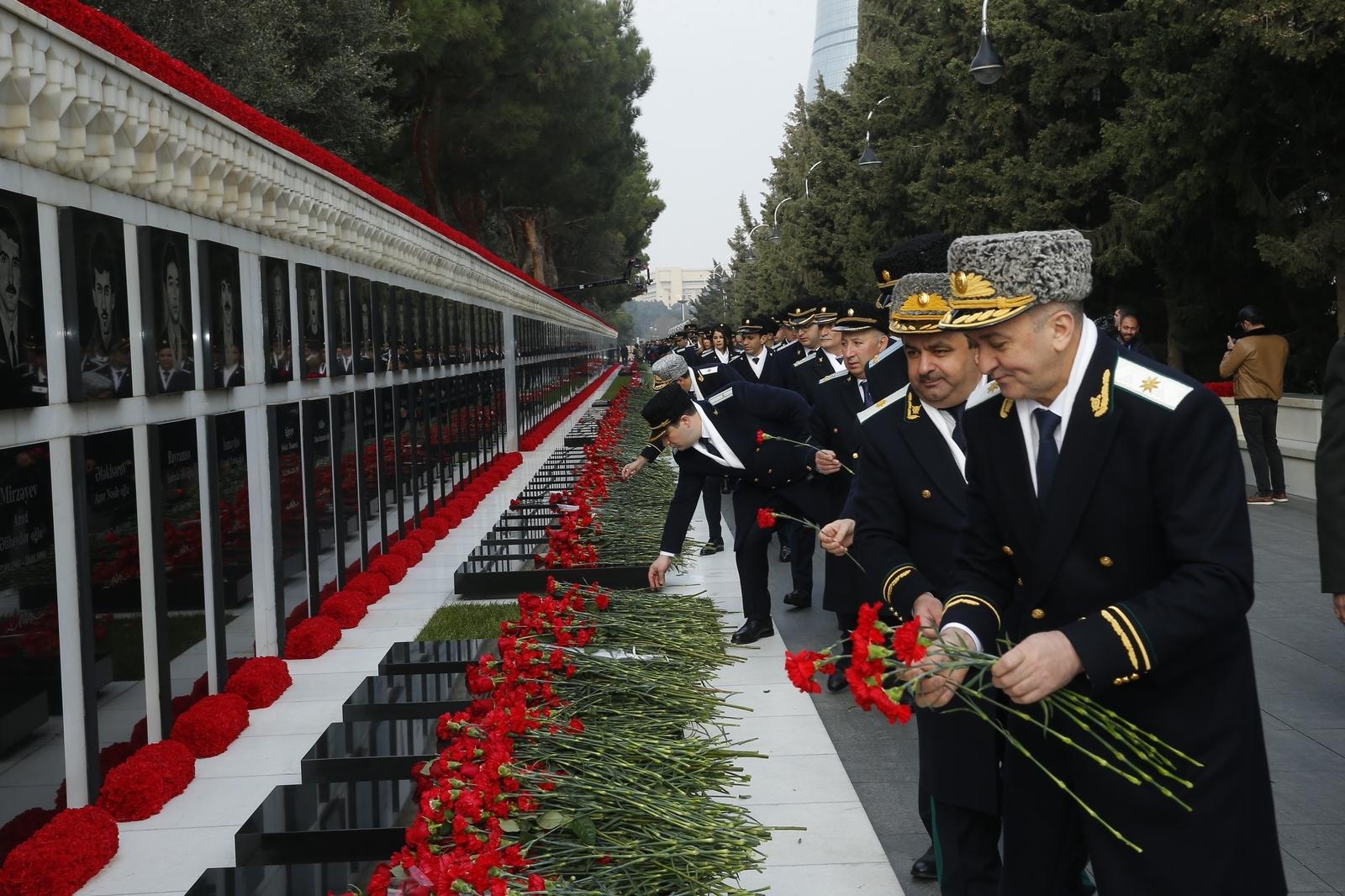 Baş Prokurorluğun rəhbərliyi və kollektivi Şəhidlər xiyabanını ZİYARƏT ETDİ - FOTO 