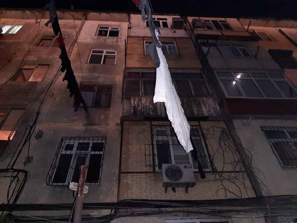 Bakıda yaşayış binasında partlayış olub - Xəsarət alan var - FOTO Bakıda yaşayış binasında partlayış olub - Xəsarət alan var - FOTO