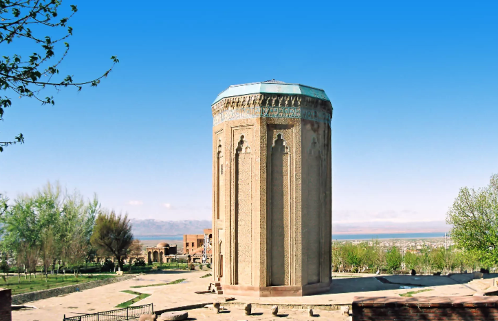 Monumental, əzəmətli Möminə xatun türbəsi - VİDEOREPORTAJ