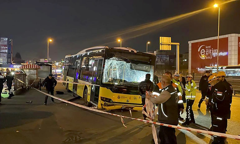 İstanbulda avtobus dayanacağa çırpıldı, yaralılar arasında azərbaycanlı da var – VİDEO- YENİLƏNİB
