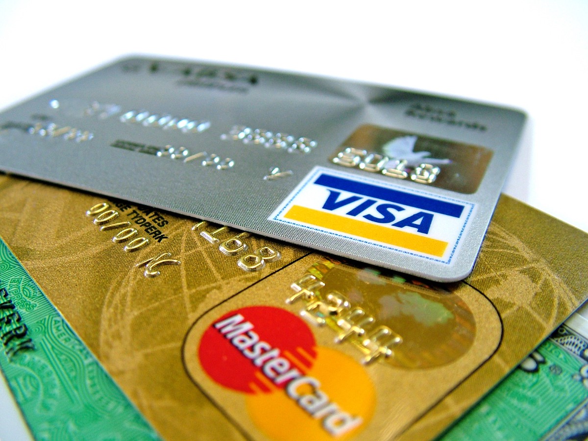 Bahalı telefon almaq adı ilə bank kartlarından pul TALADI - SAXLANILDI - VİDEO