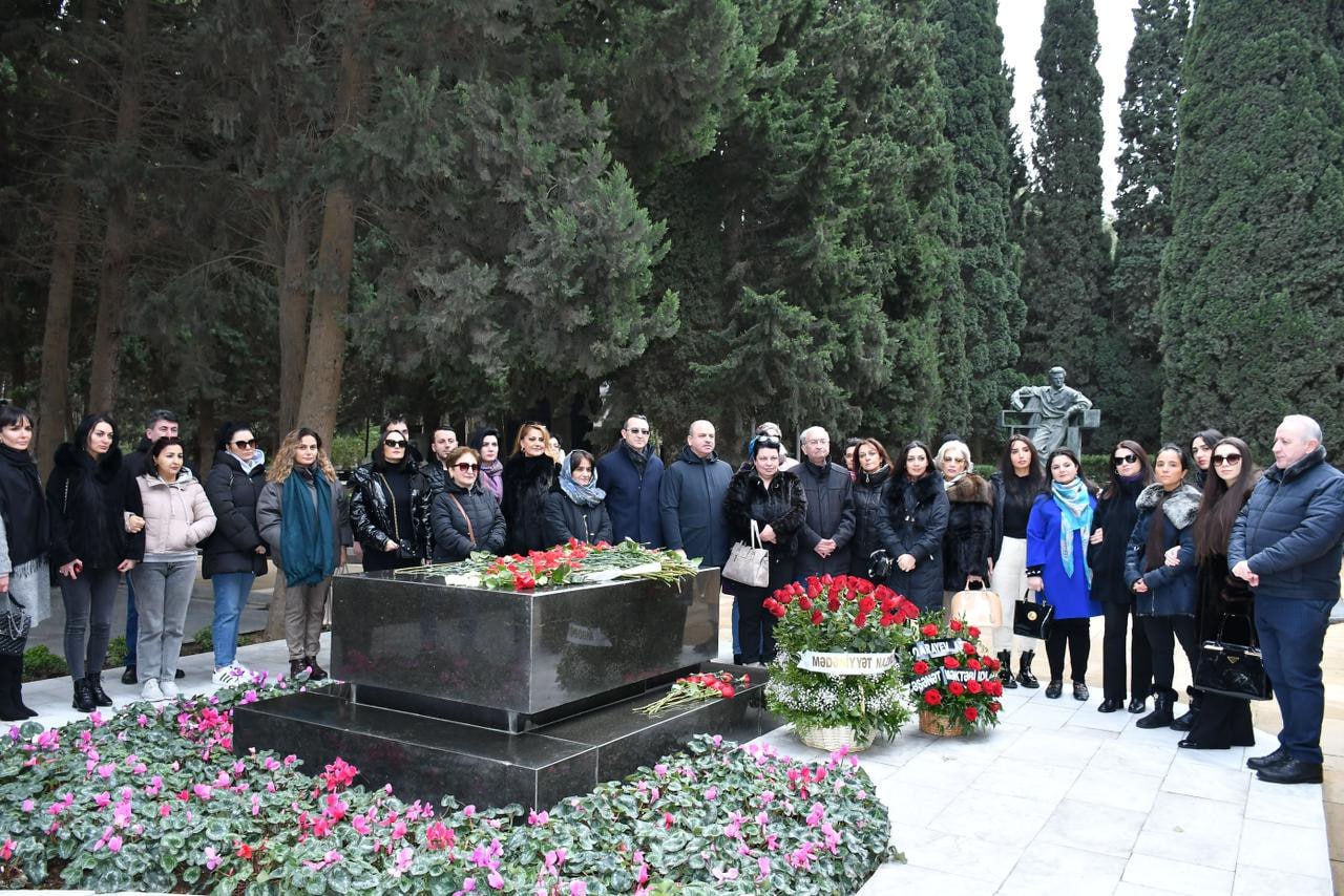 Qara Qarayevin məzarı ziyarət olundu - FOTO