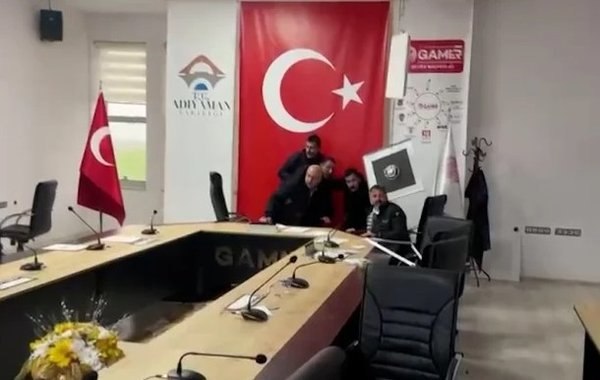 Nazirin mətbuat konfransında zəlzələ HƏYƏCANI - VİDEO