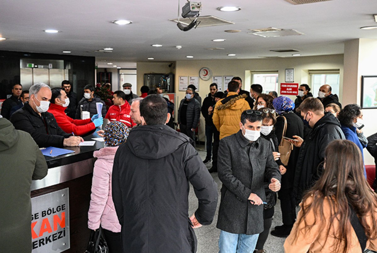 Bütün Türkiyə yaralılara kömək üçün SƏFƏRBƏR OLDU: Qanvermə məntəqələrində sıxlıq - FOTO 