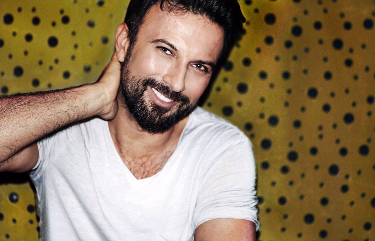 Tarkan zəlzələdə zərərçəkənlərə YARDIM ETDİ 