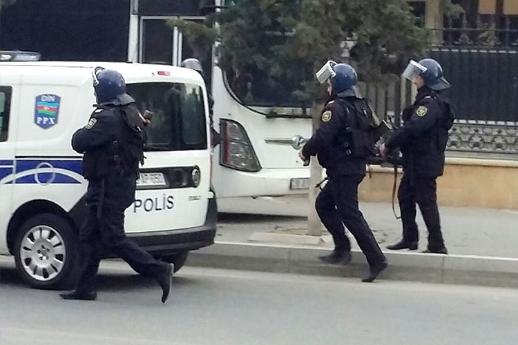 Polis İranın narkotik şəbəkəsinin Bakıdakı silahlı kuryerlərinə qarşı əməliyyat keçirdi - FOTO/VİDEO