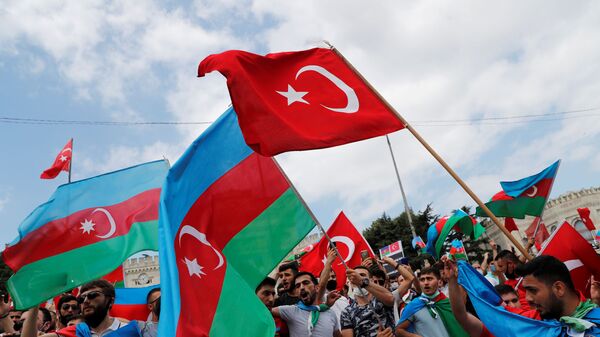 Azərbaycan yenə Türkiyə bayrağına sarıldı – Mağazalarda QITLIQ YARANDI