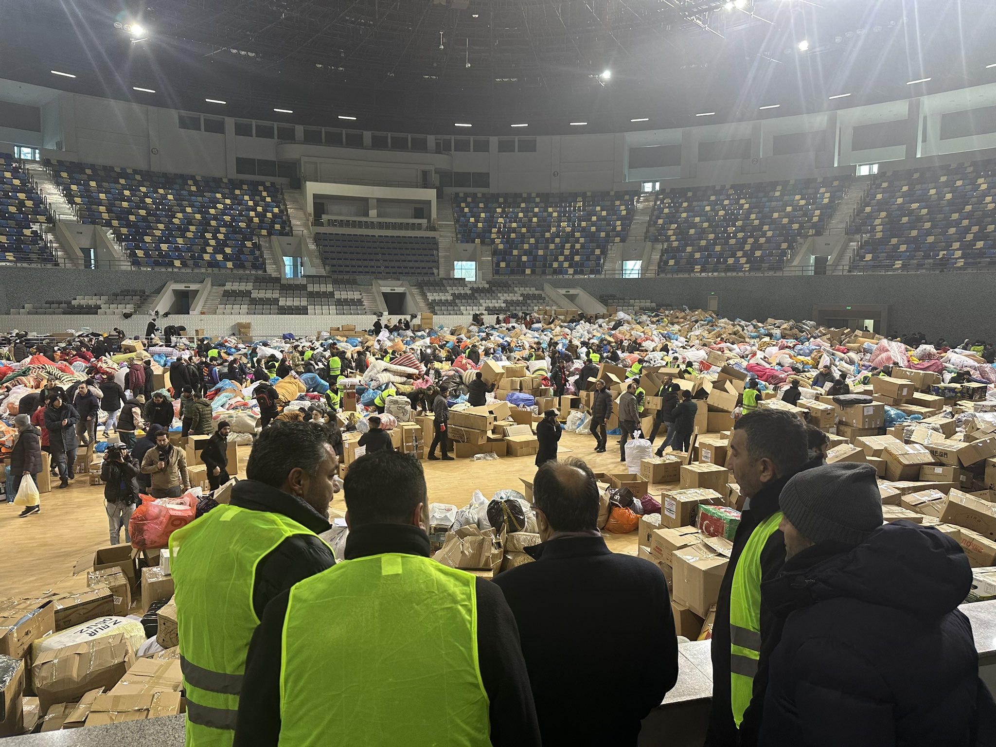 Səfirdən DUYĞULANDIRAN PAYLAŞIM: Altındakı döşəyi göndərən azərbaycanlı bacı-qardaşlarımız var olsun!