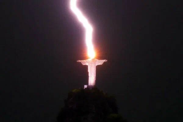 2023-cü il Braziliyada da TƏSİRSİZ ÖTÜŞMÜR: İsa peyğəmbərin heykəlinə ildırım düşdü - FOTO 