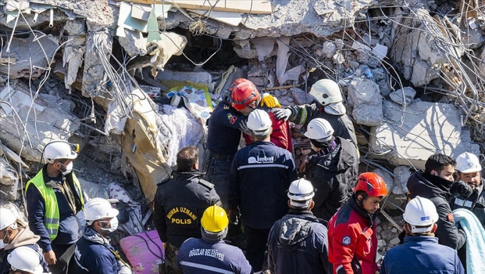 152 saatdan sonra 7 yaşlı uşaq dağıntılar altından xilas edildi - FOTO