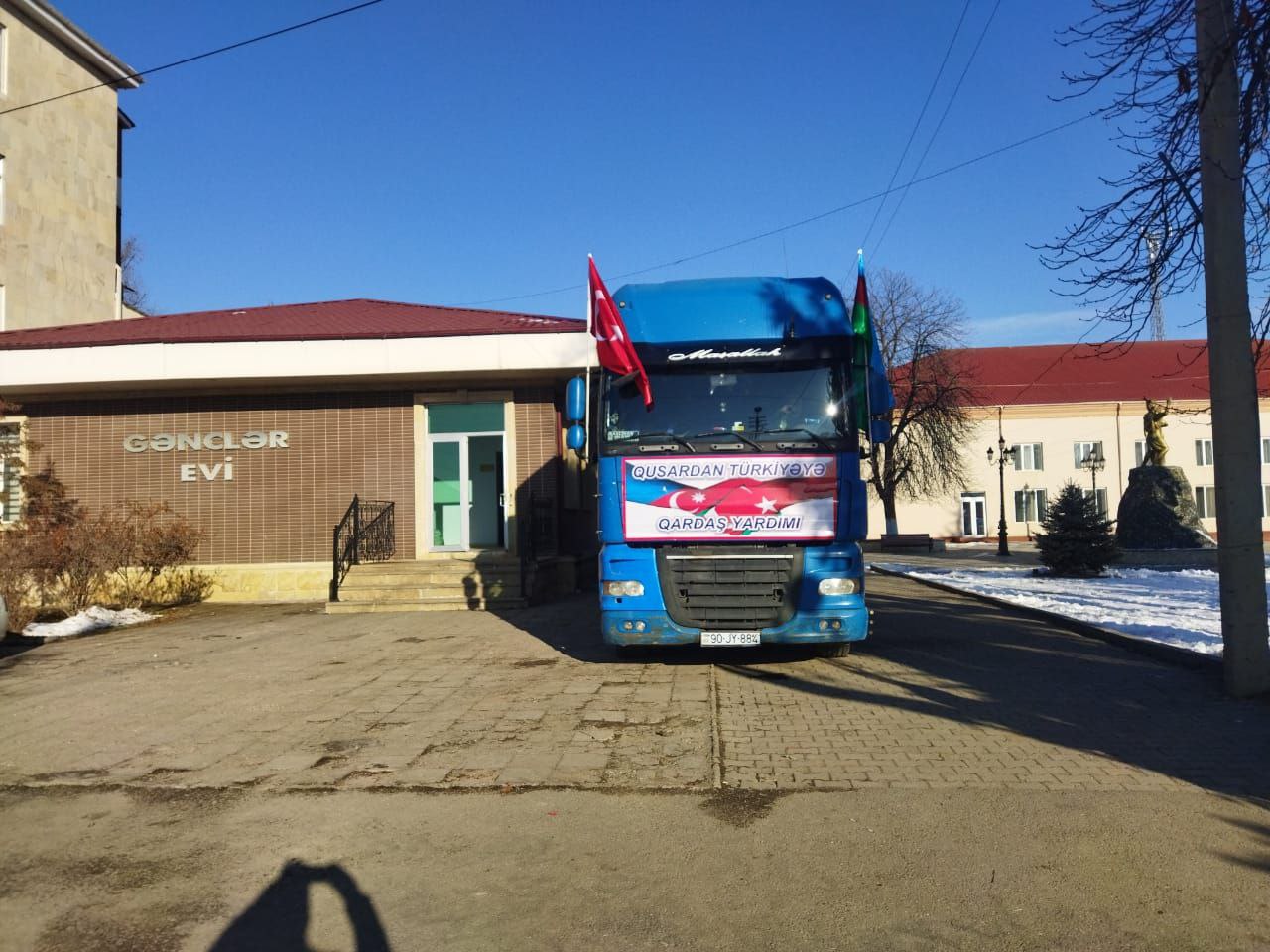 Qusardan Kahramanmaraşa 100 min manatlıq YARDIM - FOTO