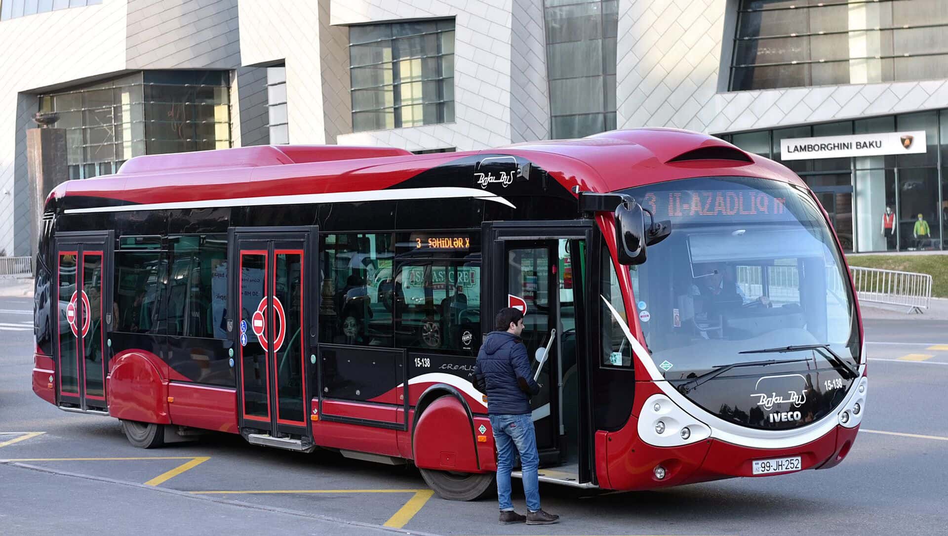 Bakıda 52 marşrut avtobusu gecikir