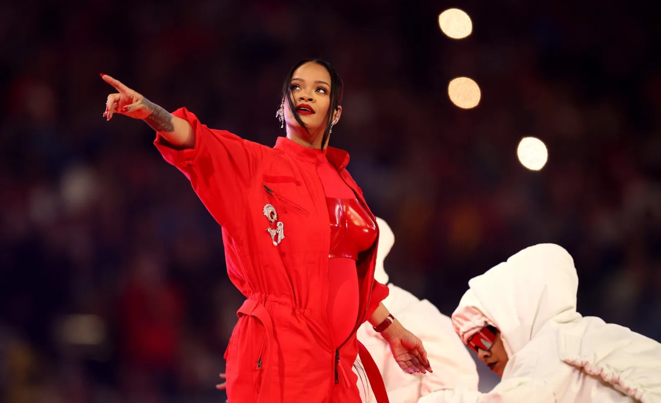 Rihanna “Super Bowl-2023”də səhnəyə 1,2 milyonluq AKSESUARLARLA ÇIXIB - FOTO
