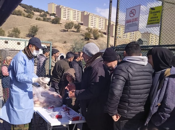 Azərbaycan Kahramanmaraşda zərər çəkənləri yeməklə təmin edir - FOTO 