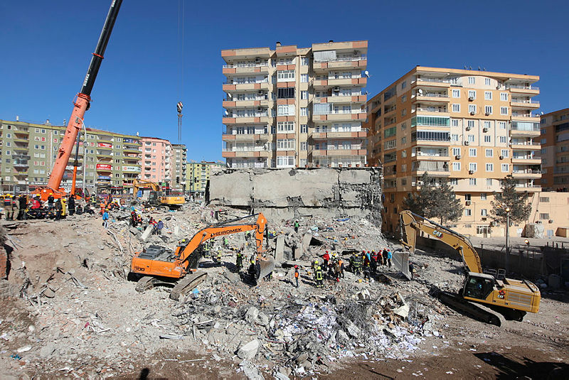 Türkiyədə uçan binalarla bağlı həbs olunan podratçıların SAYI - FOTO