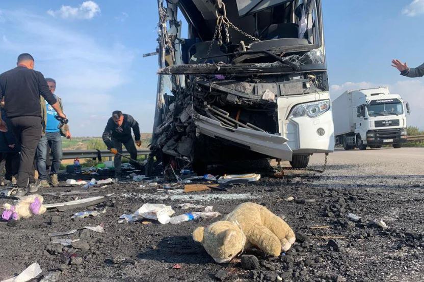 Zəlzələdən zərər çəkənləri daşıyan avtobus qəzaya uğradı: Ölən və yaralananlar var - VİDEO