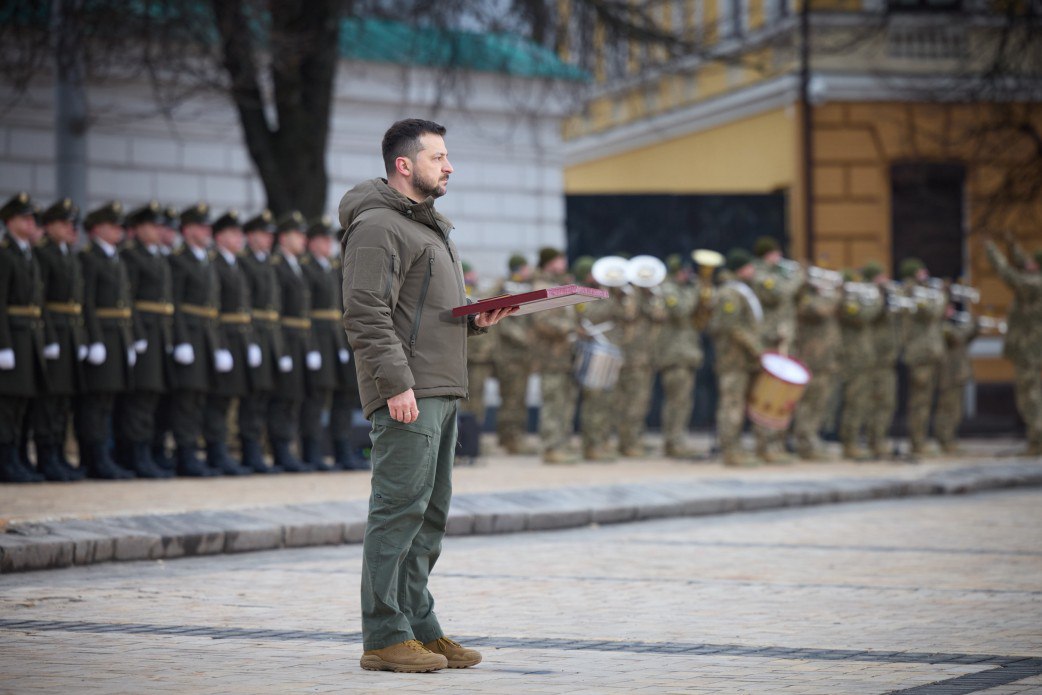 Müharibənin ildönümündə Zelenski hərbçiləri mükafatlandırdı - FOTO