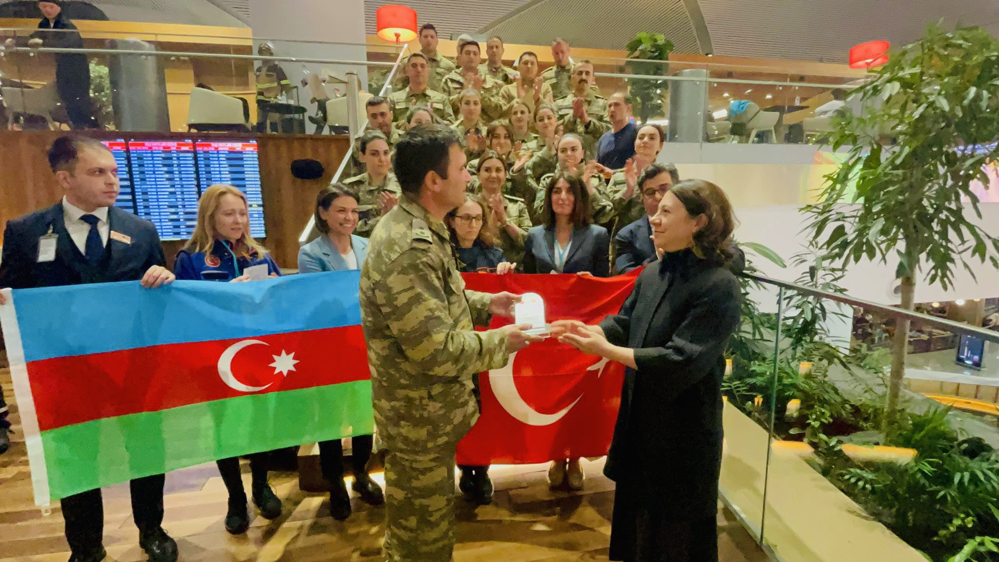 Müdafiə Nazirliyinin tibb personalının bir qismi Türkiyədən Bakıya qayıdır - FOTO 