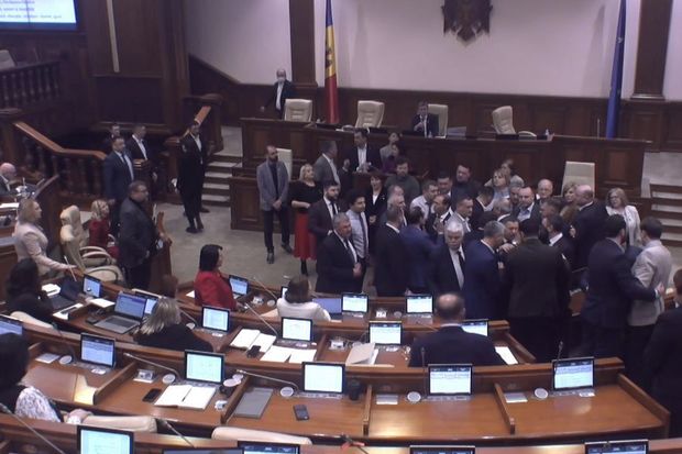 Moldova parlamentində DAVA DÜŞDÜ – ANBAAN VİDEO 