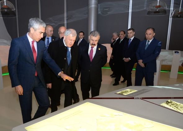 İraq Prezidenti Heydər Əliyev Mərkəzi ilə tanış olub - FOTO İraq Prezidenti Heydər Əliyev Mərkəzi ilə tanış olub - FOTO