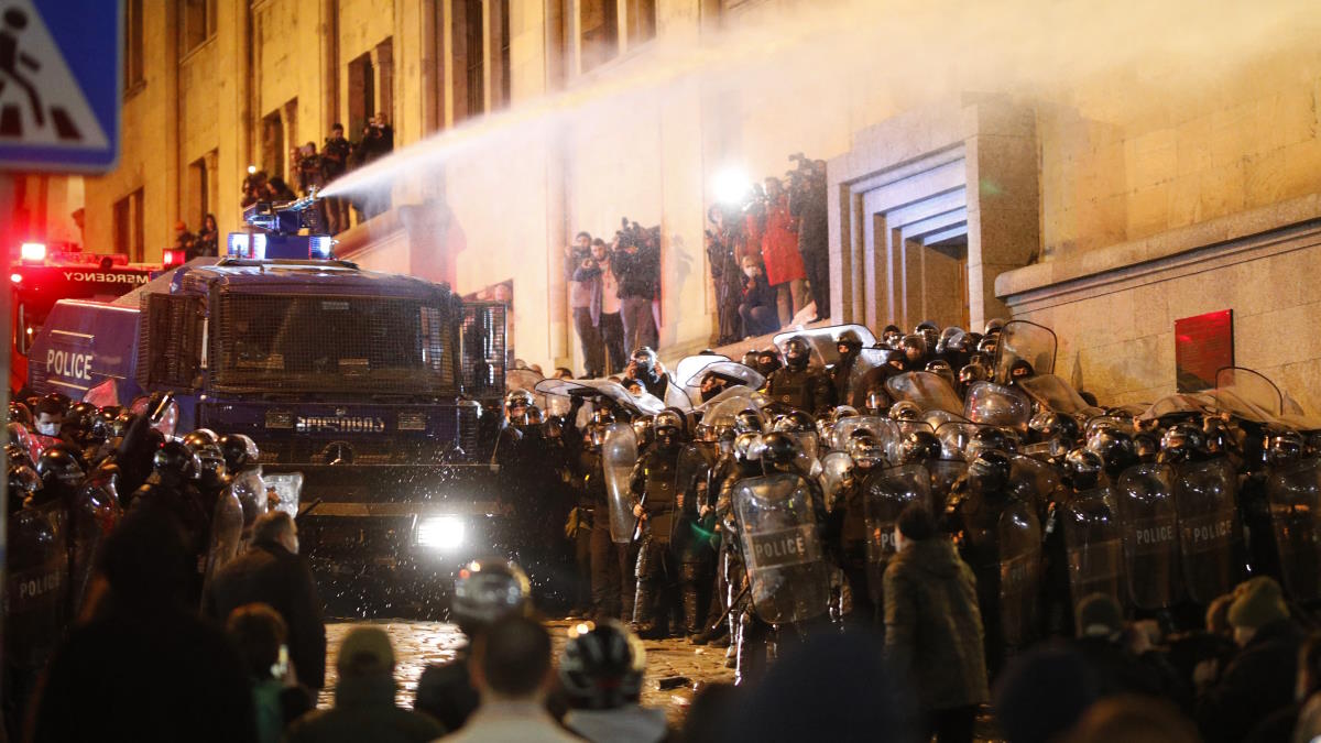 Tbilisidə SON VƏZİYYƏT: Etirazçılar “molotov kokteyli”nə əl atdılar – ANBAAN VİDEO 