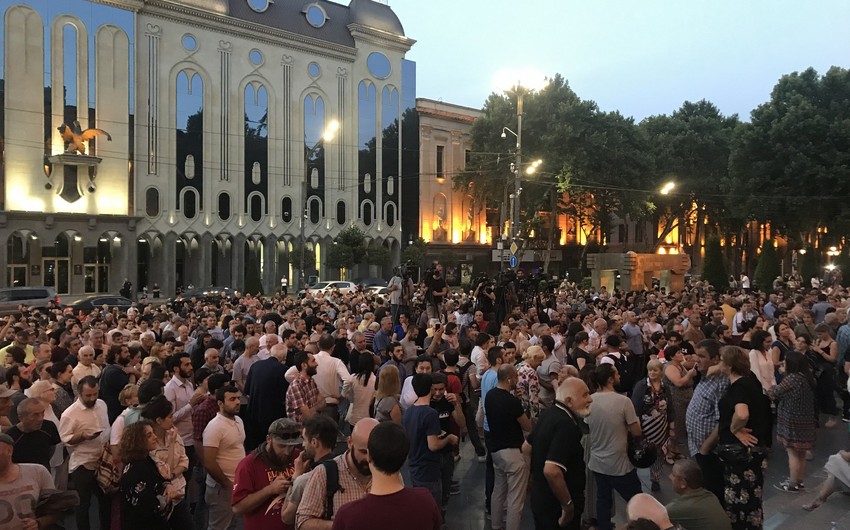 Tbilisidə etirazçılar parlament binasını mühasirəyə aldı – VİDEO  