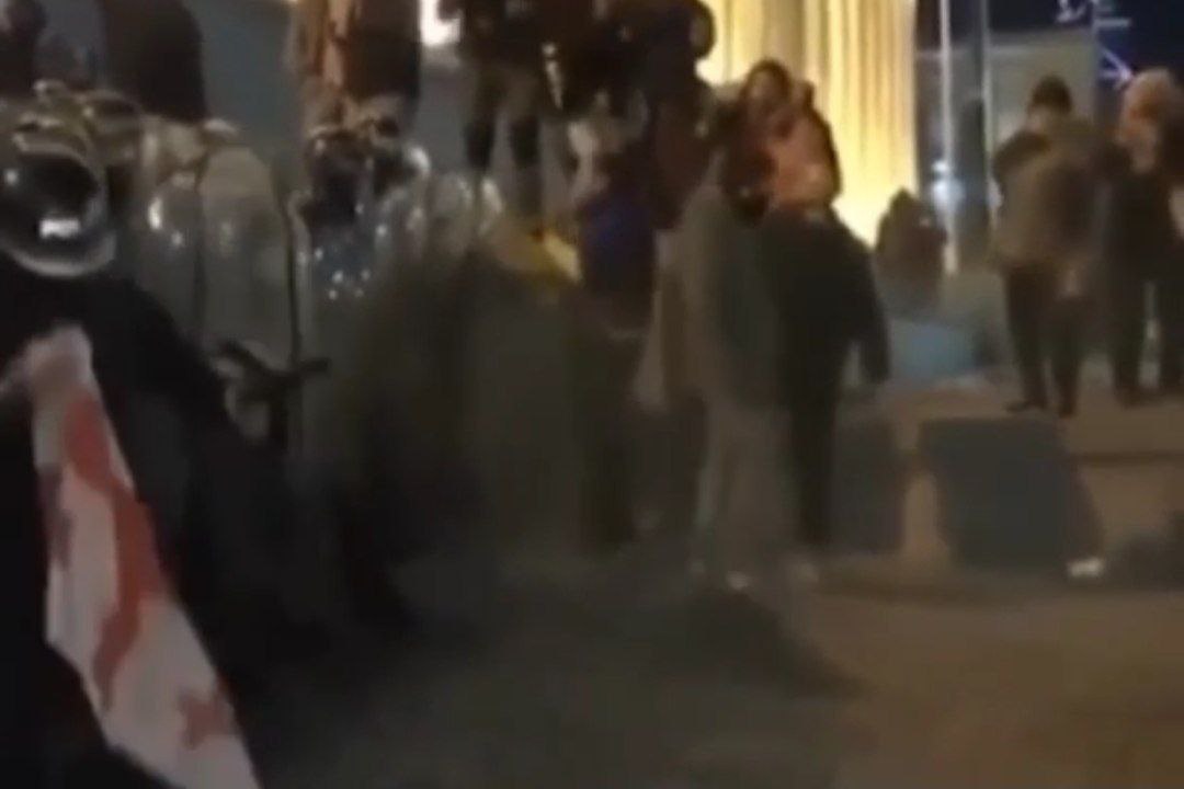 Tbilisidə etirazçı Gürcüstan bayrağını yerə sərdi, polis isə... – VİDEO  