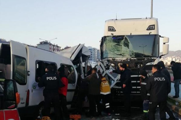 Bakı-Quba yolunda avtobus yük maşınına çırpılıb, 15 yaralı var - FOTO/YENİLƏNİB