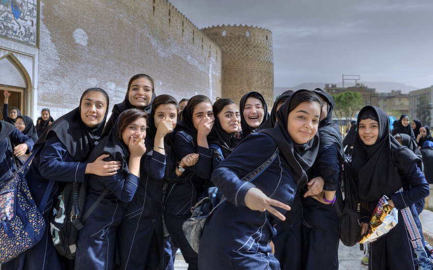 Məktəbli qızların zəhərlənməsinə görə İranda 100-dən çox adam həbs edildi
