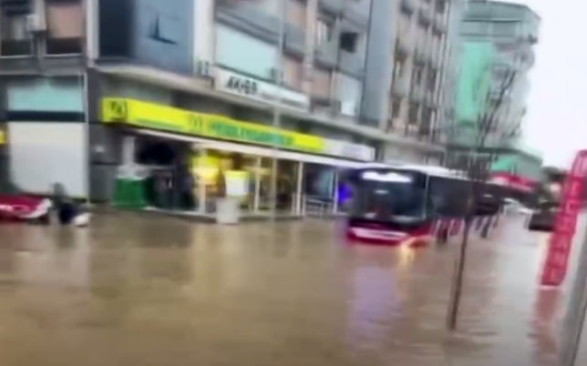 İzmir şəhərinin küçələri su altında qaldı - VİDEO