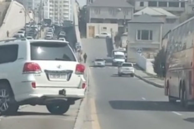 Bakıda sürücü səhv girdiyi yoldan görün necə çıxdı - VİDEO 