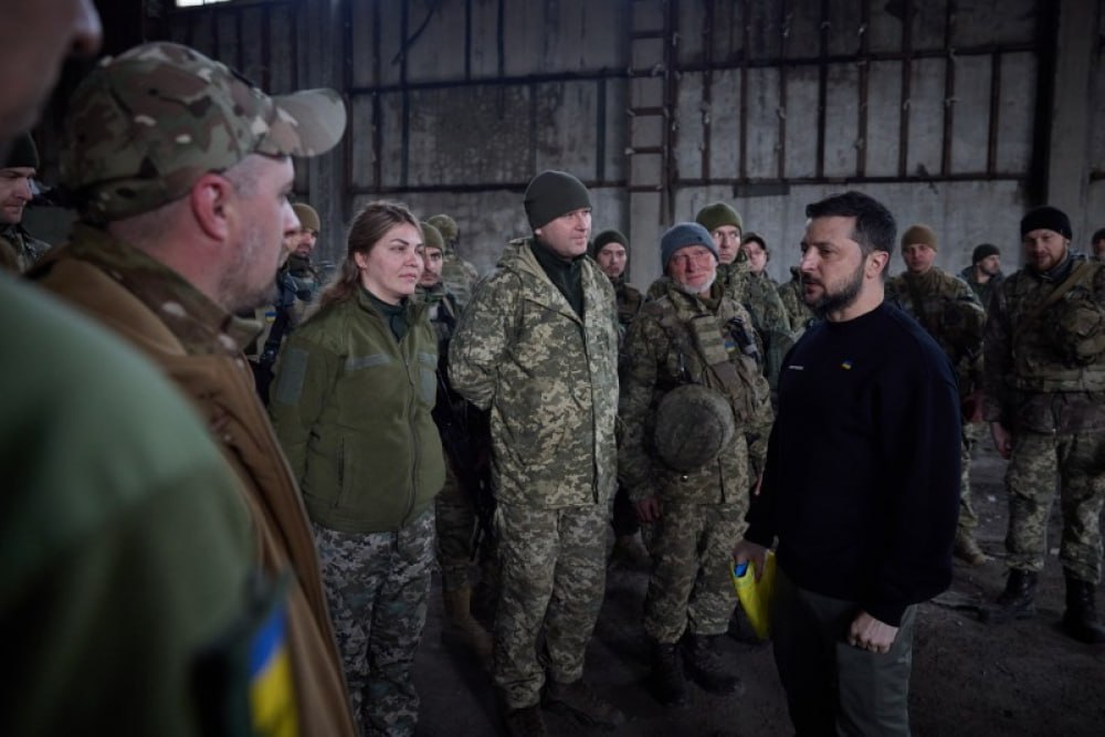Zelenski Baxmutda ukraynalı hərbçilərlə görüşdü - FOTO