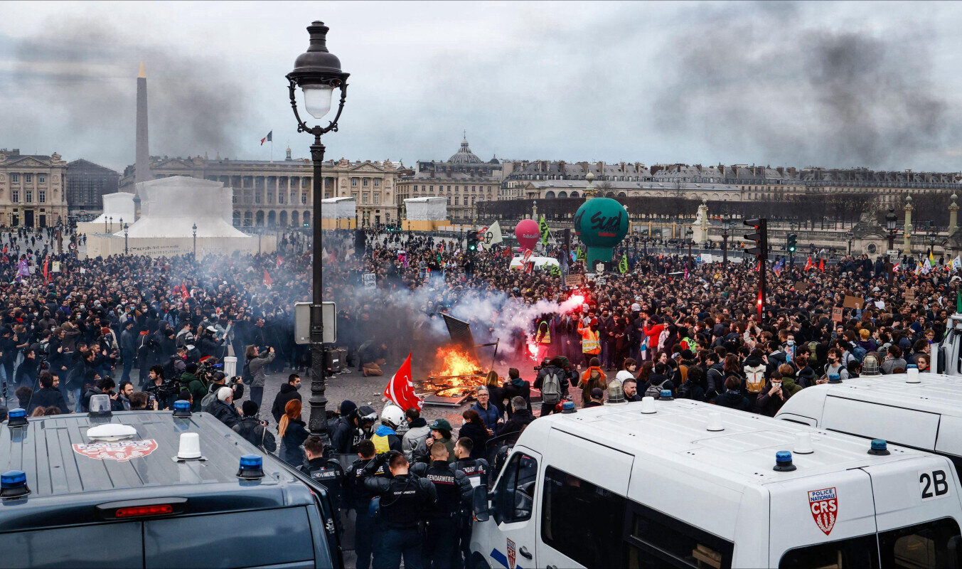 SON DƏQİQƏ: Fransada polislər də etirazçılara qoşuldu – VİDEO 