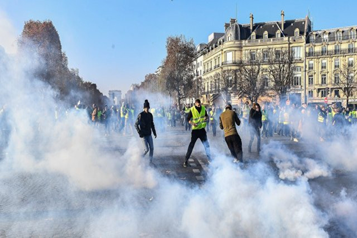 Fransada DƏHŞƏT: Etirazçılara qarşı güllələr və qumbaralardan istifadə EDİLDİ - VİDEO