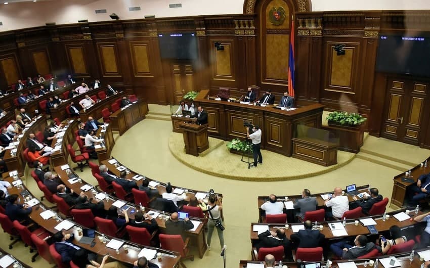 Ermənistan parlamentində DAVA: Deputat saxlanıldı - VİDEO