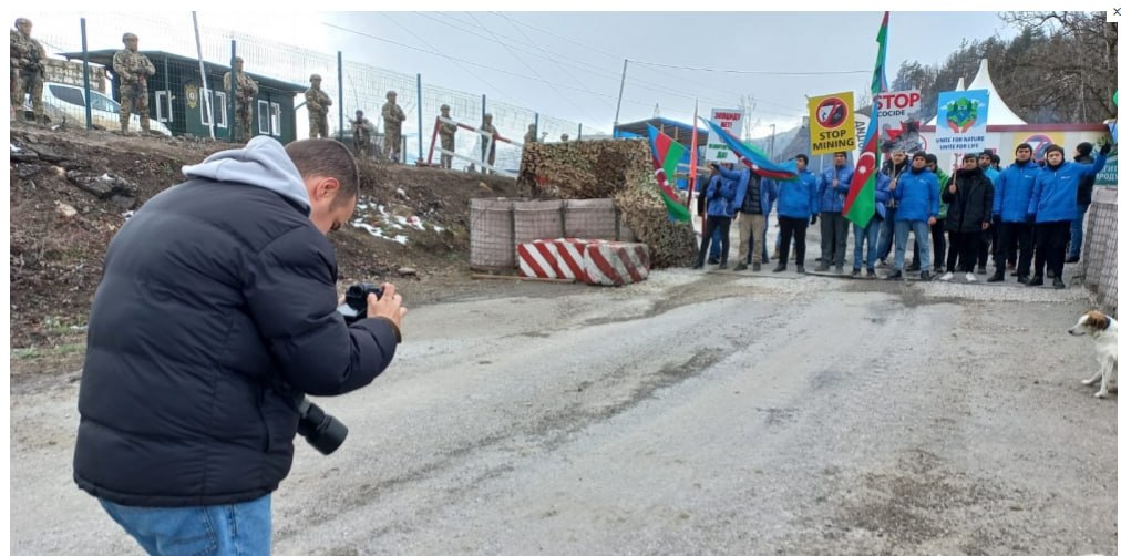 Xarici jurnalistlər Xankəndi-Laçın yolunun açıq olduğuna şahidlik etdilər - FOTO