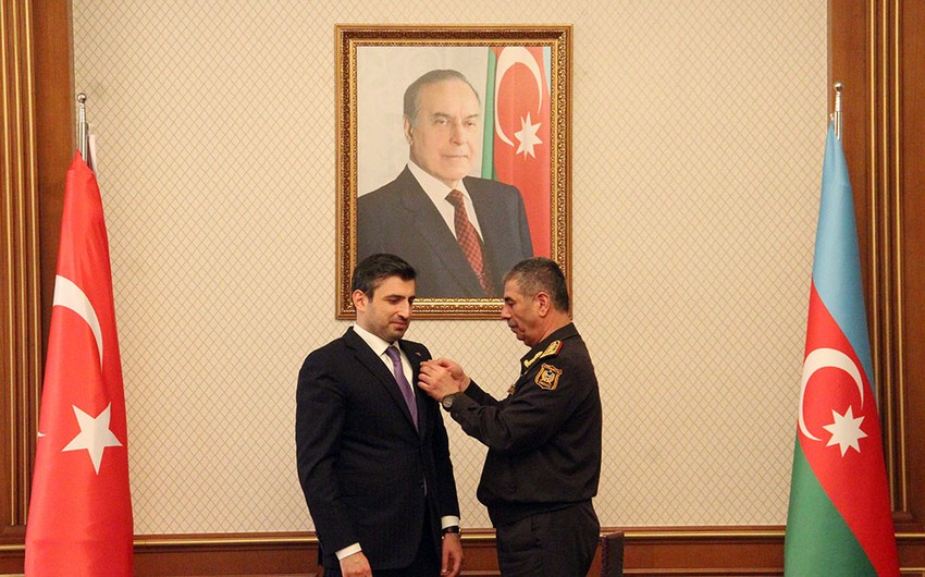 Zakir Həsənov Selçuk Bayraktara medal verdi - FOTO