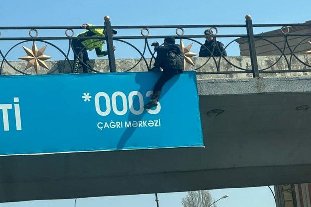 Paytaxtda OLAY - Vətəndaş özünü körpüdən atmaq istədi - FOTO Paytaxtda OLAY - Vətəndaş özünü körpüdən atmaq istədi - FOTO