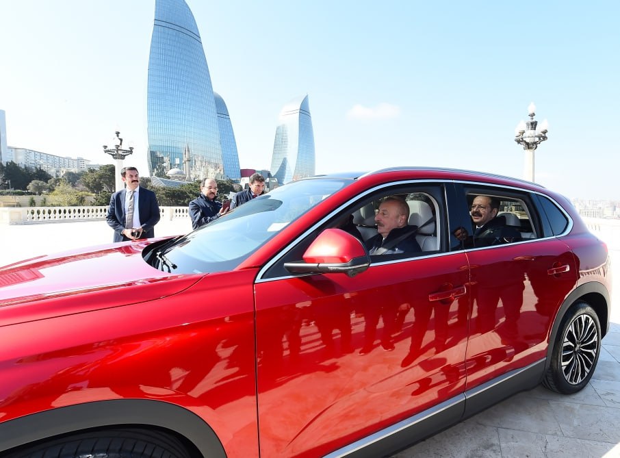 İlham Əliyev “Togg” elektromobilinin sükanı arxasında - FOTO/VİDEO