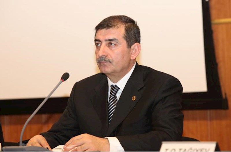 İcra başçısı Rəsulzadənin adını küçədən götüzdürdü İcra başçısı Rəsulzadənin adını küçədən götüzdürdü